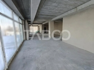 Spatiu Comercial de inchiriat cu 8 locuri de parcare - Vitrina 13 m