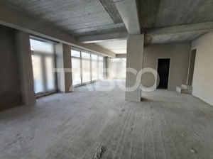 Spatiu Comercial 138 mp utili cu 8 locuri de parcare - Vitrina 13 m