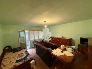 Decomandat la etajul 1, model mare aproape de centru