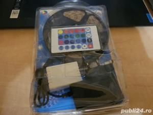 Vând Bandă LED Multicoloră, 5 Metri, cu Telecomandă, Nouă