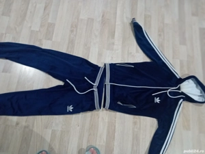 Trening Adidas ca nou,  material gros de calitate 