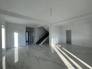 Duplex despartit prin camera tehnica - finisaje premium - imagine 2