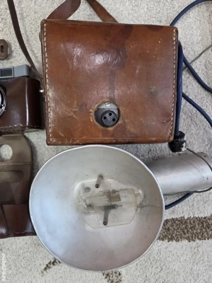 Vând aparate foto plus blitz. 