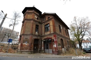 Vând în municipiul Petroșani zonă supercentrală, o casă emblematică + teren aferent.