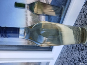 Țuică de prune de vânzare.