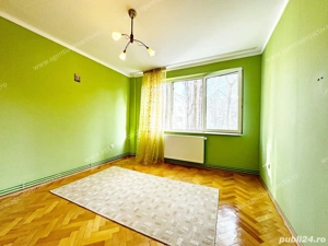 Apartament cu 3 camere , etajul 2, situat în inima oraşului.