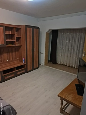 Închiriez garsoniera. 