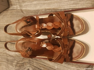 Vând sandale de piele