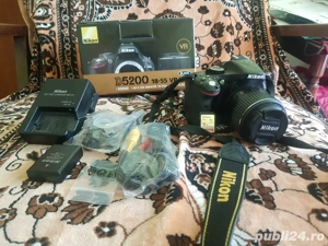 Vand aparat foto DSLR Nikon D5200 cu obiectiv inclus