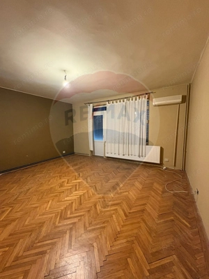 Apartament cu 3 camere la curte comuna, in zona Romanilor