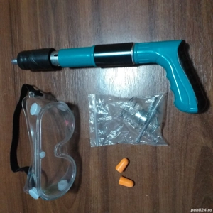 Kit Pistol Manual  Pentru Fixare Cuie Pe Perete