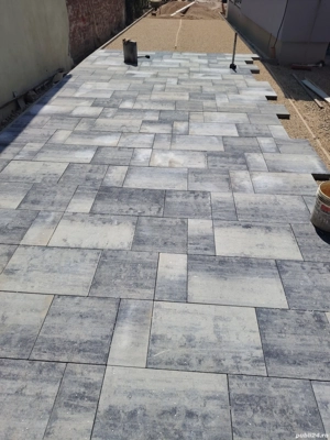 Montez pavaje si borduri.