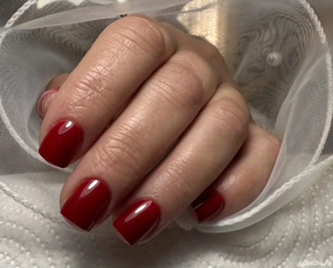 Unghii cu gel și ojă semi 