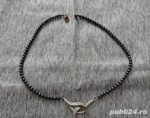 Colier din hematit cu un pandantiv placat cu aur