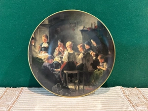 Farfurie de Colecție Hutschenreuther   In der Nähschule   Bradex