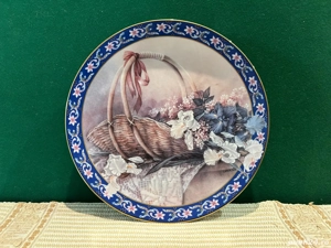 Farfurie de Colecție Irises   Lena Liu s Basket Bouquets   Bradex