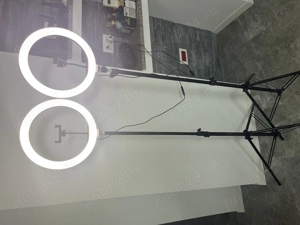 Vând lampă circulară cu trepied și suport de telefon