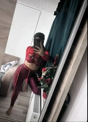 Metrou Titan 5 min pe jos .Am locație fac și deplasări 