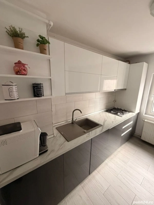 Apartament 3 camere zona Kiriac la etajul 2 cu doua bai amenajat mobilat utilat centrala