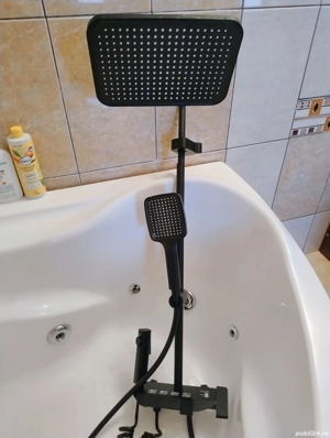 coloana cu trei dusuri si comenzi pe butoane