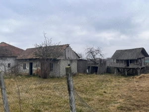 Vând casă bătrânească, pătul și fânar pe o suprafață de 518 mp
