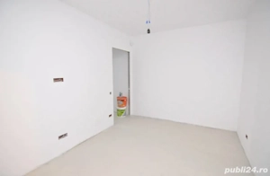 Vând apartament 3 camere cu balcon P 8, Str Viorele vis-a-vis de școala 97 Tineretului