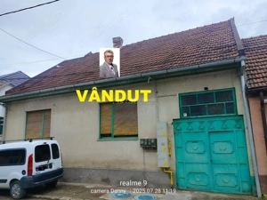 Resita Casa Curte Comuna cu Teren si Garaj.Un singur vecin