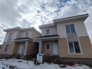 Duplex despartit prin garaj - bucatarie inchisa - dormitor la parter