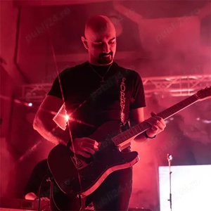 Profesor și chitarist cu 14 ani experiență, ofer cursuri de chitară acustică și electrică