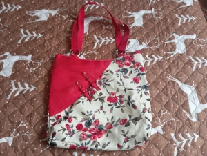 Vand genți pentru femei diferite modele.