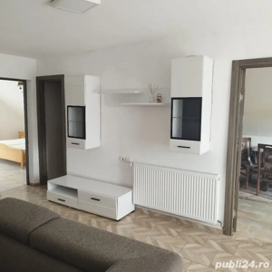 Închiriez apartament la casa 