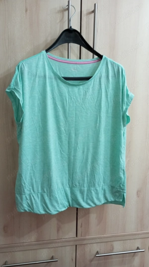 Tricou scurtă pentru femei.