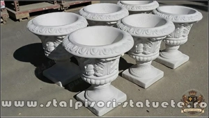 Vază ornament stejar cu picior, alb marmorat, model V3.