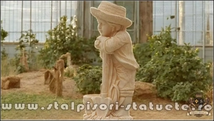 Statuetă băiat cu hârleț, galben patinat, model S60. - imagine 3