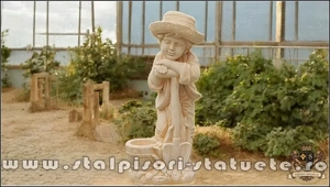 Statuetă băiat cu hârleț, galben patinat, model S60.