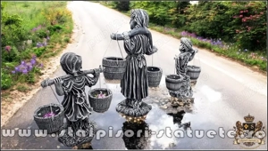 Set 3 statuete, mama și copii cu găletușe, model S65. - imagine 5