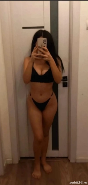 Bruneta sexy fac si deplasari 