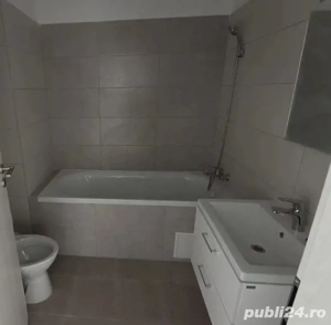 in  Zona Tractorul dau in chirie apartament decomandat cu 2 camere