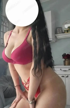 Brunetă apetisantă aici pentru tine