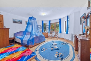 Vilă cu 6 dormitoare, 2 garaje, anexe multiple - 2076 mp teren - imagine 3