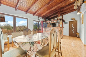 Vilă cu 6 dormitoare, 2 garaje, anexe multiple - 2076 mp teren - imagine 9