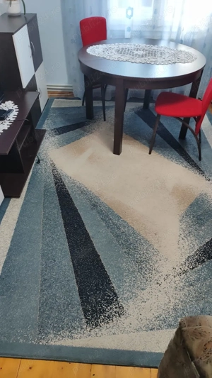 Covor cu nuanțe de albastru și gri.