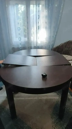 Masă extensibilă din lemn masiv.