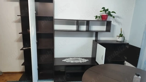 Mobilă de sufragerie bicoloră.