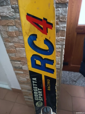 Vând schiuri coborâre noi 