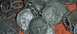 3.6 kg gablonzuri - medalioane - pandantive ( din metal prinde magnetul ) pret 500 ron 