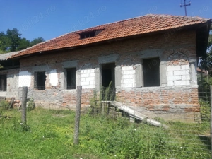Teren intravilan 1.800 mp cu casa de renovat in localitatea Bajesti. Jud. Arges
