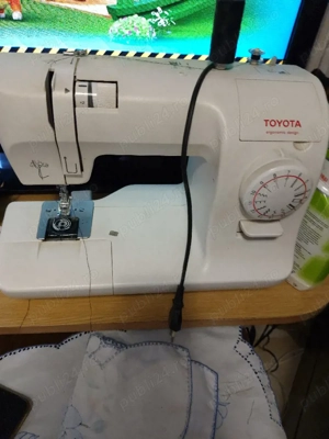 vind mașină de cusut marca Toyota 
