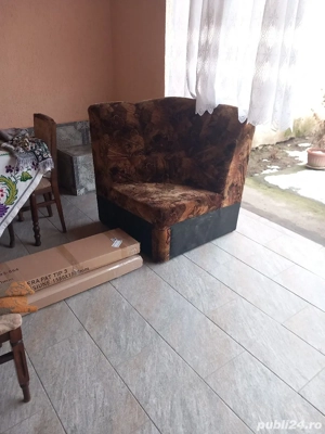 Acest fotoliu vintage are o tapițerie interesantă și o structură solidă din lemn. Poate fi o piesă d - imagine 3