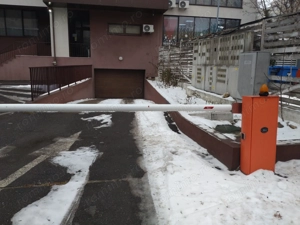 Loc de parcare demisol, Intrare securizata cu bariere si usa de acces, monitorizare video,